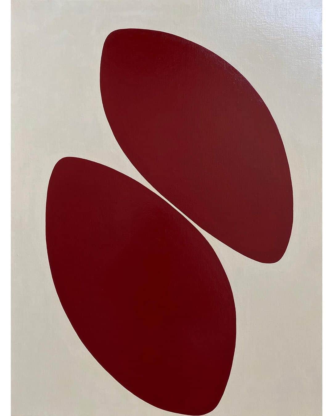 NATALIE LIAOさんのインスタグラム写真 - (NATALIE LIAOInstagram)「Another commission finished. This one is for an engaged couple. The fiancée wanted a painting to commemorate her engagement and marriage to her fiancé and for red to be the symbolic color. I created this composition of two forms leaning on one another. A dance of tender love and support.  The background cream color is showing up paler here in this image. Though the red never ceases to be true. I find it interesting how the hue changes depending on the lighting, so I kept it. I will share the true color on @studiofongminliao!  Untitled, 2020 24 x 32 inches. Oil on linen. #FongMinLiao」10月1日 6時04分 - fongminliao