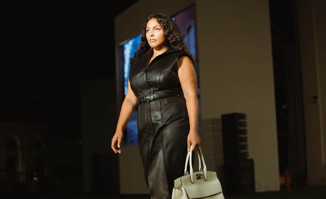 サルヴァトーレ・フェラガモのインスタグラム：「Model Paloma Elsesser stuns in a lush black leather dress, marking a decided return to femininity this season, that resonates with the restrained sensuality and enigmatic elegance present in Alfred Hitchcock’s films, which served as creative fodder for #FerragamoSS21」