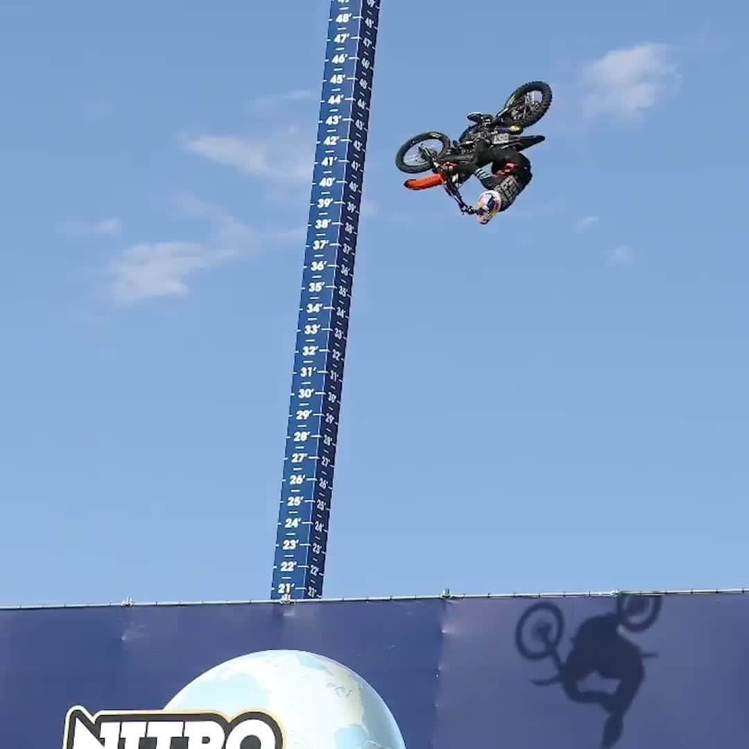 レッドブルのインスタグラム：「@tylerbereman touched the sky with this one 🆙   Look out for Tyler's new project, Red Bull Imagination, dropping Oct. 14! #mx #moto #redbull #givesyouwings」
