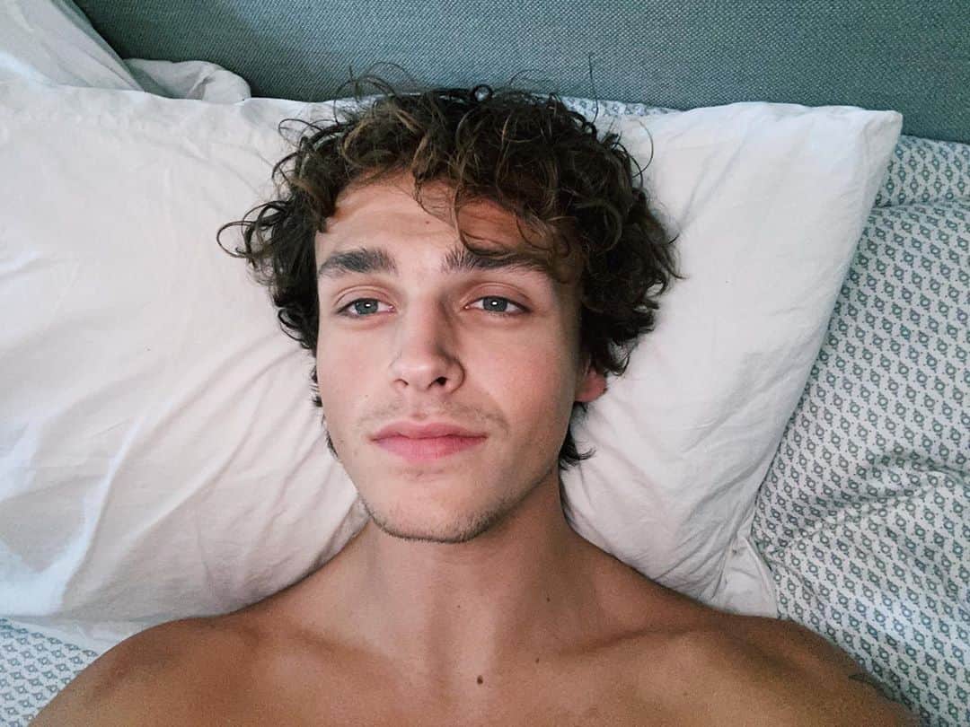 Jonahmaraisのインスタグラム：「thanks for the mind blowing amount of love on fallin’!! i never could’ve imagined this!!! i wanna hug you all so tight. LOVE YOU!!!! i’m gonna take a nap now... we’ve done promo in 185 countries in the last 3 days via zoom!」