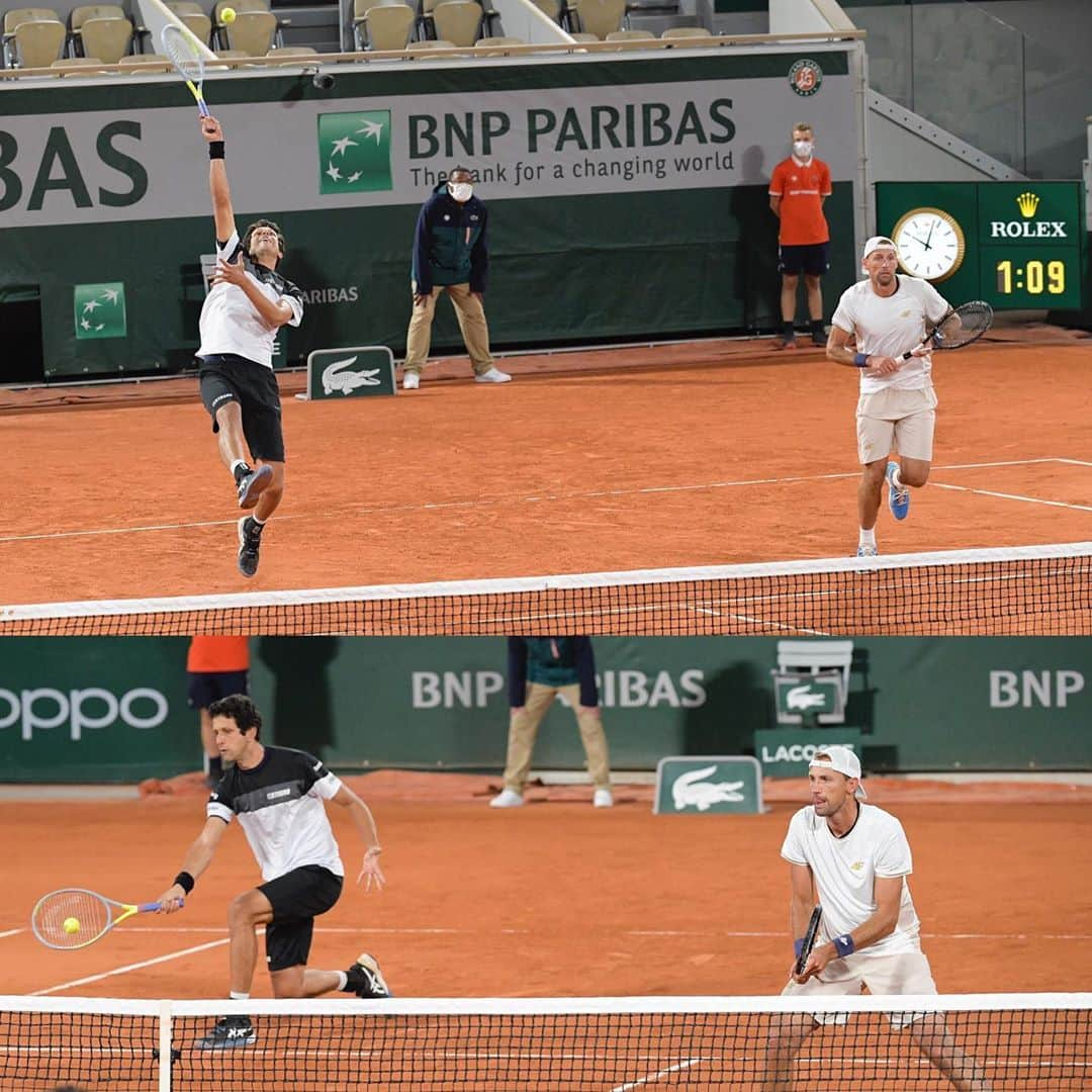 マルセロ・メロのインスタグラム：「Foi um prazer voltar a jogar na quadra central ( Philippe-Chatrier )aqui em Roland Garros, tenho belas memórias daqui. Boa estreia, vamos com tudo amanhã.  . .  @centauroesporte @itambe @bancobmg @volvocars @vossworld @orfeucafes @cbtoficial @foxtonbrasil @atptour @asicsbrasil @headtennis_official #somostodosgirafa #melokubot #bolsaatleta」