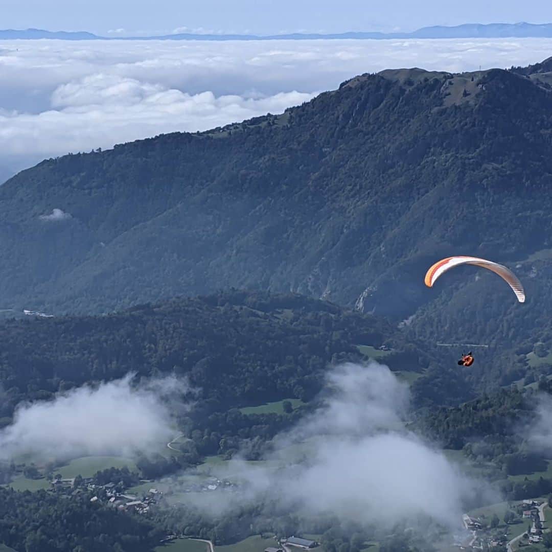江本悠滋さんのインスタグラム写真 - (江本悠滋Instagram)「パラグライダー発祥の地 #パラグライダー発祥の地　#paragliding #Hikeandfly #mieussy #hike」10月1日 6時16分 - emoto_yuji