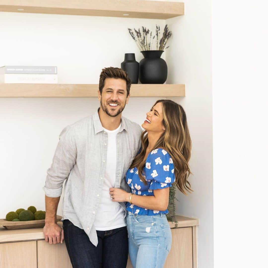 ジョーダン・ロジャースのインスタグラム：「We just checked off a HUGE box on the wedding planning list!! One step closer to the big day! We are so excited to partner with @TheKnot and build our ultimate wedding registry! Their new Registry Store allows us to add products to continue making our house a home, and to give our guests the option to contribute cash to experiences, like virtual cooking classes with Gordon Ramsay. (I need this, JoJo is tired of plain chicken breast 😂) The best part: With every purchase on our registry, we contribute to supporting the fight against COVID-19. Check out all our picks and more at the link in bio!  #theknotregistry」