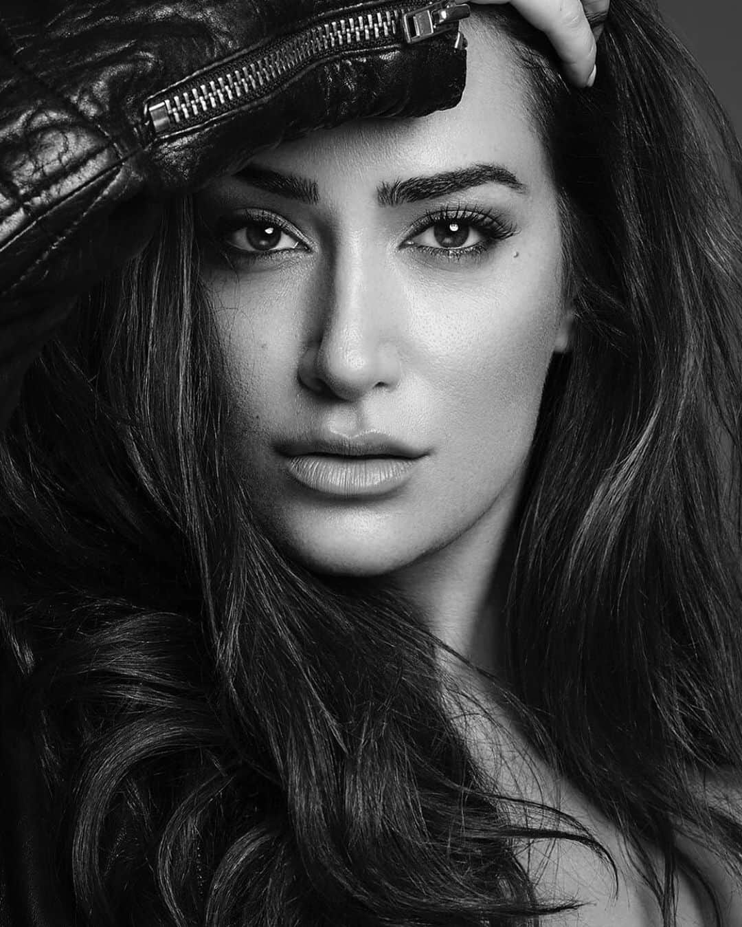 ドナ・フェルドマンのインスタグラム：「“You’ll be amazed at what you attract once you believe in what you deserve” 📸 by the talented @erezsabag #rocknroll #raw #bw #portrait」
