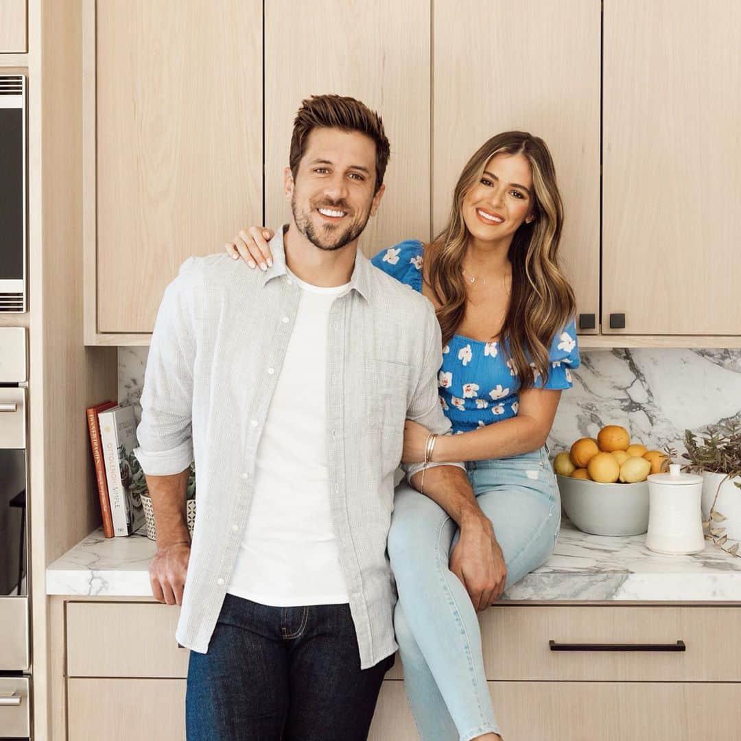 ジョジョ・フレッチャーのインスタグラム：「You guys know how much we love dreaming up and building things together. That’s why we’re so excited to partner with @TheKnot and build our ultimate wedding registry! Their new registry store allowed us to add everything from home & kitchen accessories, a master class experience with Gordon Ramsey, & you may even find some funny inside joke items on there. 🍔🧐 Most importantly, we wanted to include a charity fund. With every purchase on our registry, we contribute to supporting the fight against COVID-19. Check out all our picks and more at the link in bio 💕 #theknotregistry」