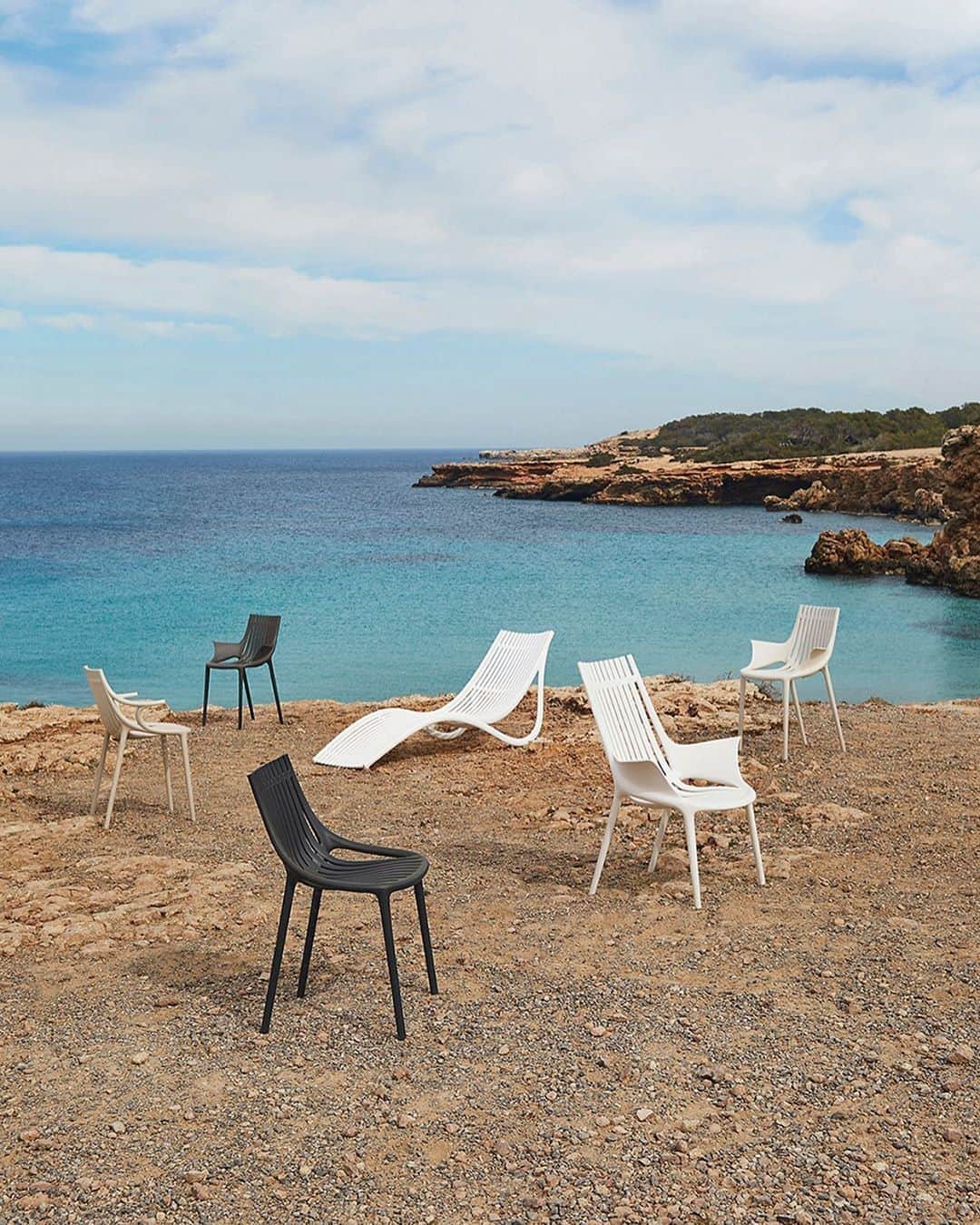 Design Milkさんのインスタグラム写真 - (Design MilkInstagram)「Spanish brand @vondomslu’s sustainable Ibiza outdoor collection was designed by Eugeni Quitllet. Ibiza was actually inspired directly by Quitllet’s childhood spent on the island. The sea breeze, a feeling of freedom, the sun on skin and the Mediterranean Sea were all influences in his chair designs. You’ll notice Ibiza includes plenty of wave-shapes that imitate seashells, too. As we often say, these furniture pieces are made for the outdoors but would look just as good inside your home. 🌊 designmilk[dot]com」10月1日 6時24分 - designmilk