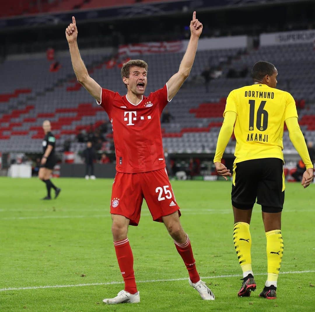 トーマス・ミュラーのインスタグラム：「Put your hands up in the air , put your hands up in the air 🚨🏆🚨🏆 #augenzuunddurch #scoringaheaderisamazing #docriverswasrightforthemoment #quintett #againatoughone #nurderfcb #jetztaberabinsbett」