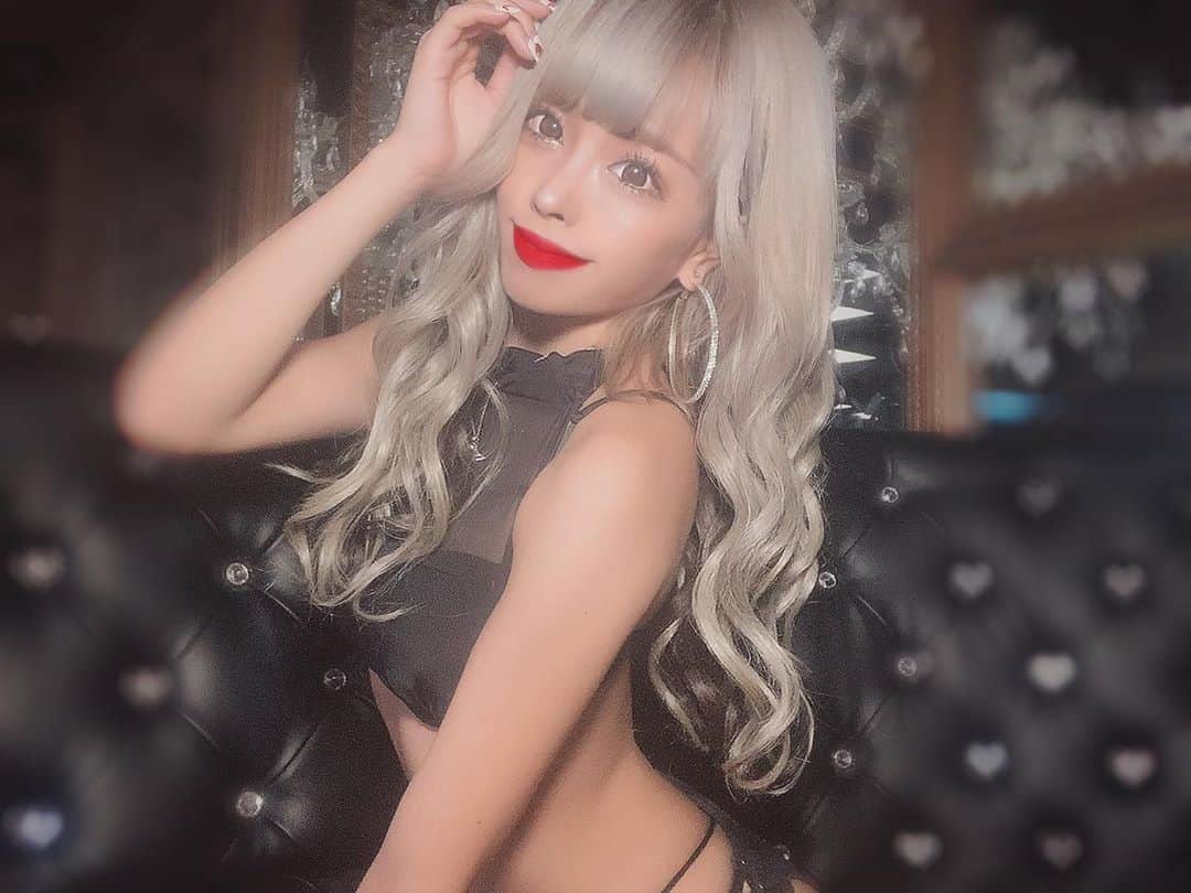 あんじゅのインスタグラム：「♡ ． さてさて、10月になりましたネ🦖 ⋆͛ 今月もイベントが盛り沢山です💫 . . わたしは本日2部までの出演です 今日もボイトレ頑張ってくるので 10月もたくさん会いに来てちょ(´･_･`) ． . 最近毎日何かしらのレッスンがあって 疲れるけどやっぱり充実感(？)凄い💫 . . ．  #Burlesque #バーレスク #バーレスク東京 #大阪 #バーレスク大阪 #北新地 #六本木 #キャバ嬢 #ホスト #歌舞伎町 #ダンサー #Japanesegirl #自発ください  #ギャルメイク #グラビア  #金髪女子 #ギャル #加工厨 #ジャニオタ #スレンダー #エロ可愛い #ビキニギャル #撮影会 #雰囲気好きな人いいね #自撮り界隈 #1mmでもいいなと思ったらいいね #被写体  #ホワイトベージュ #マシュマロボディ #イイネ返し」