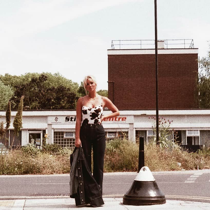 Mali-Koa Hoodのインスタグラム：「"When summer gathers up her robes of glory, and, like a dream, glides away."」