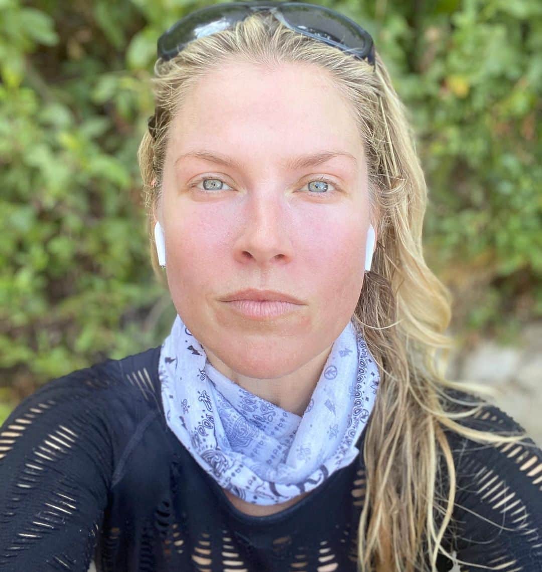 アリ・ラーターのインスタグラム：「Finally feeling better after sweating out the,”hot mess inside the dumpster fire last night.”」
