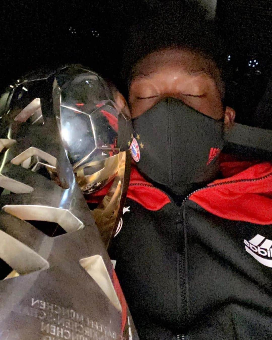 バイエルン・ミュンヘンさんのインスタグラム写真 - (バイエルン・ミュンヘンInstagram)「Sweet dreams, quintuple winners! 🏆🏆🏆🏆🏆 #Mission5 #MiaSanMia #FCBayern」10月1日 6時54分 - fcbayern