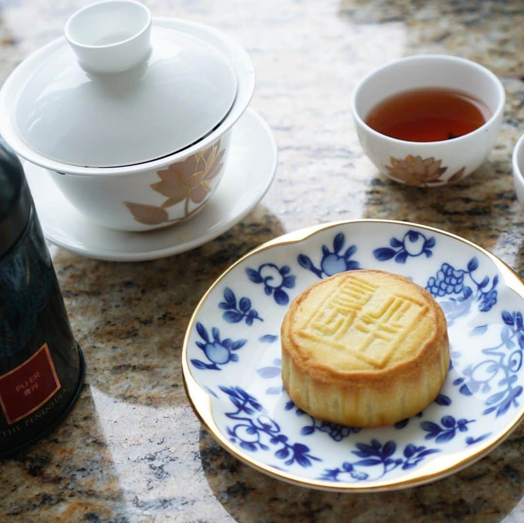 The Peninsula Hotelsさんのインスタグラム写真 - (The Peninsula HotelsInstagram)「Happy Mid-Autumn Festival from all of us at The Peninsula Hotels! We hope you enjoy this time (and a few Mooncakes) with your family. 📷 via @miyakokai.⁣ ⁣ ⁣ ⁣ ⁣ #midautumnfestival #mooncake #mooncakes #peninsulaboutique #midautumnfestival2020 #mooncakefestival」10月1日 7時05分 - peninsulahotels