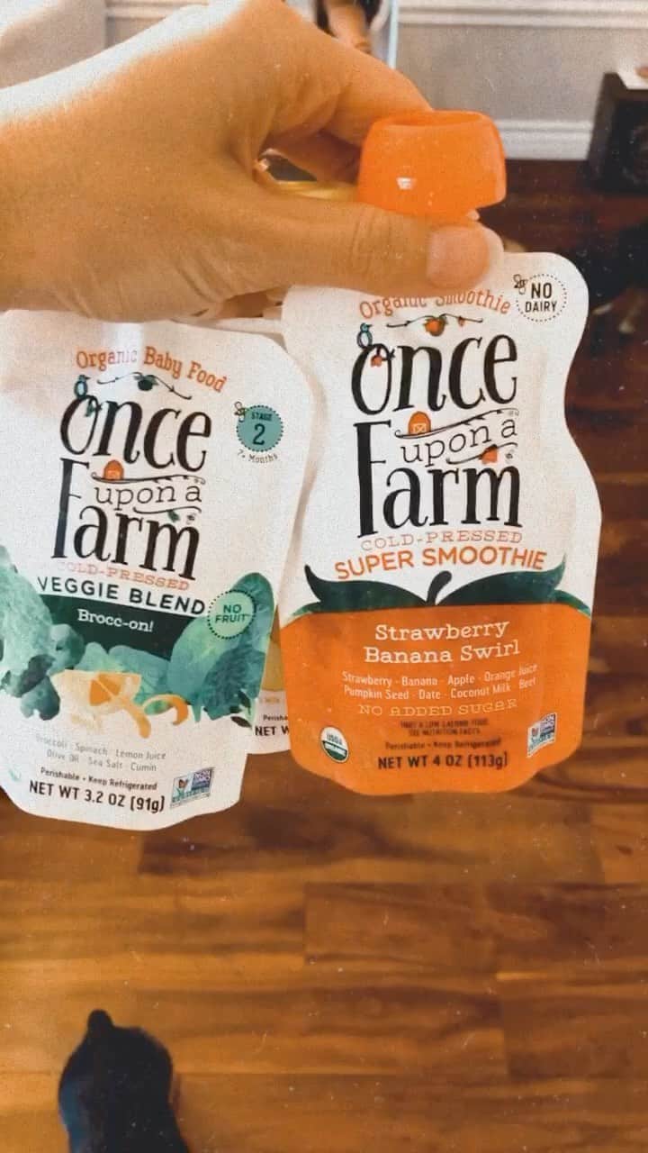 サマンサ・ドロークのインスタグラム：「Being able to provide quick, easy and organic cold pressed choices for my girl is such a rewarding feeling. Also, having options builds her confidence and makes for one super happy baby! As you can see 🥰 She loves her @onceuponafarm #feedfresh #farmmama #Ofarmpartner」