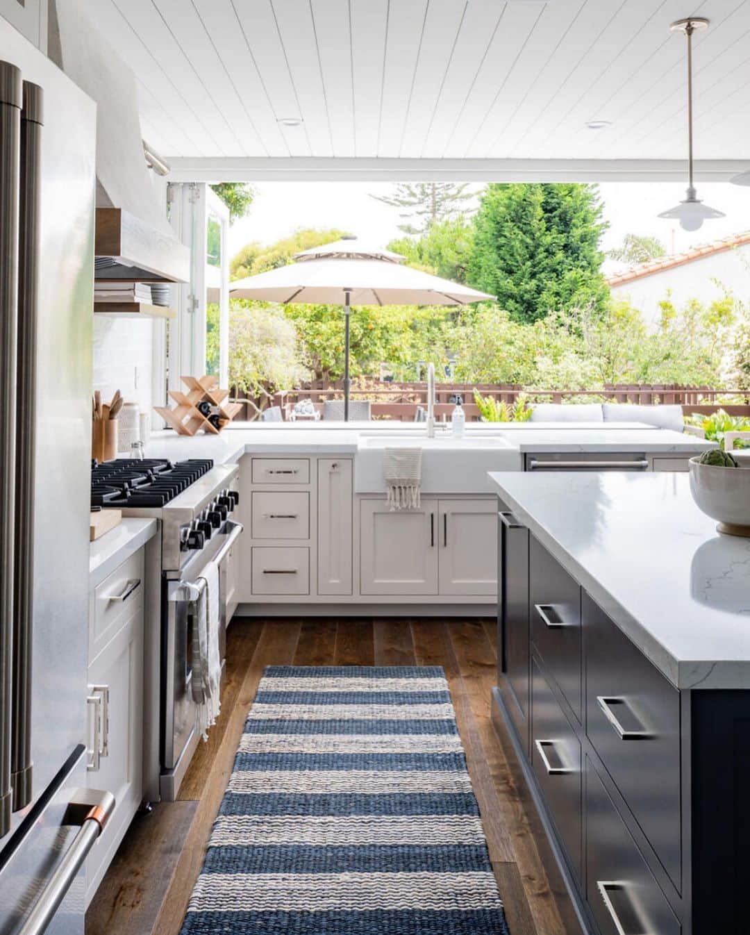 クリスティン・ヒルデブランドのインスタグラム：「I guess it’s time to post something other than my kid. Here are some photos of one of my most recent design projects (gut renovation in Hermosa Beach). The reason I’m sharing these is because this project was featured today on @thehavenlist which is a pretty big deal in the design world😭. I’ve never had any of my work published so this is a total pinch me moment and I wanted to share it with you all. If you wanna read the article and see more photographs of the project, click the link in my bio💕💕💕. And if you wanna follow more of my design work, follow @kh.interiors !!! And if you don’t, that’s okay too. We’ll be back to regular Rhett spam programming tomorrow🥰」