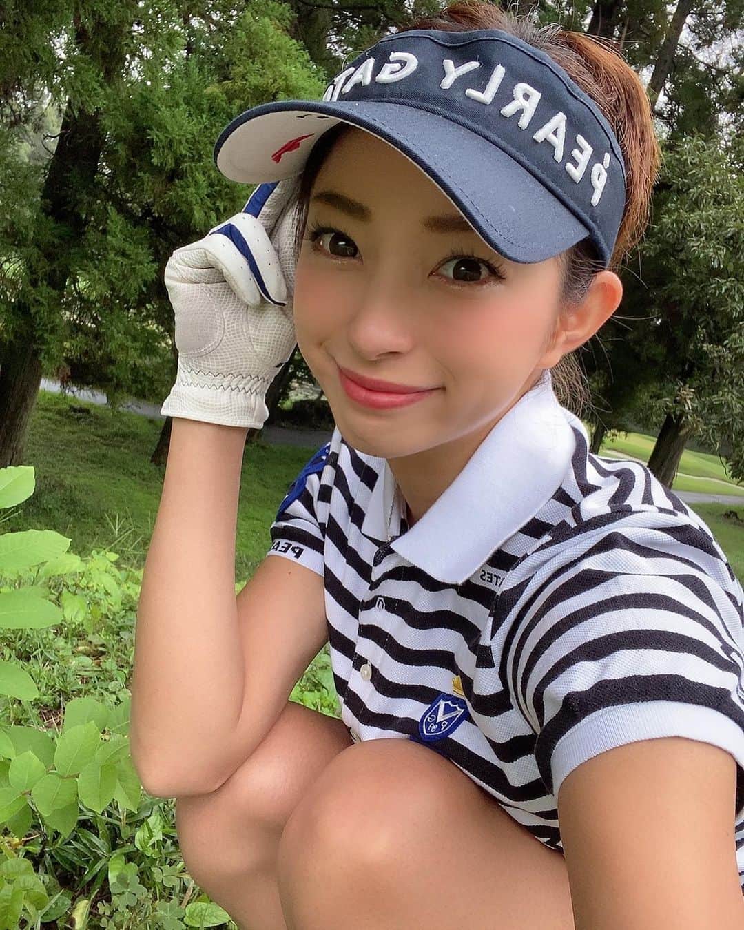 RIKAさんのインスタグラム写真 - (RIKAInstagram)「. いきなり涼しくなりましたね🤧 ゴルフはなにを着ていけばいいのかわからない💦 . この日は京急市原カントリークラブへ。京急君?のティーが可愛い😍💕 . ウエアはあまり着たことのないボーダーをチョイス♡ @pearlygates_official  . 秋服からもオシャレしていきたいな😊✨ . . . #ゴルフ#golf#⛳️#ゴルフ女子#ゴルフ好き#ゴルフウエア#ゴルフコーデ#ゴルフスイング#골프 #골프웨어 #골프스윙 #여행 #해외여행 #골프스타그램 #골프중독 #와인 #소주 #좋은시간  #パーリーゲイツ#秋#秋服#オシャレ#京急」10月1日 7時04分 - rinrikagolf