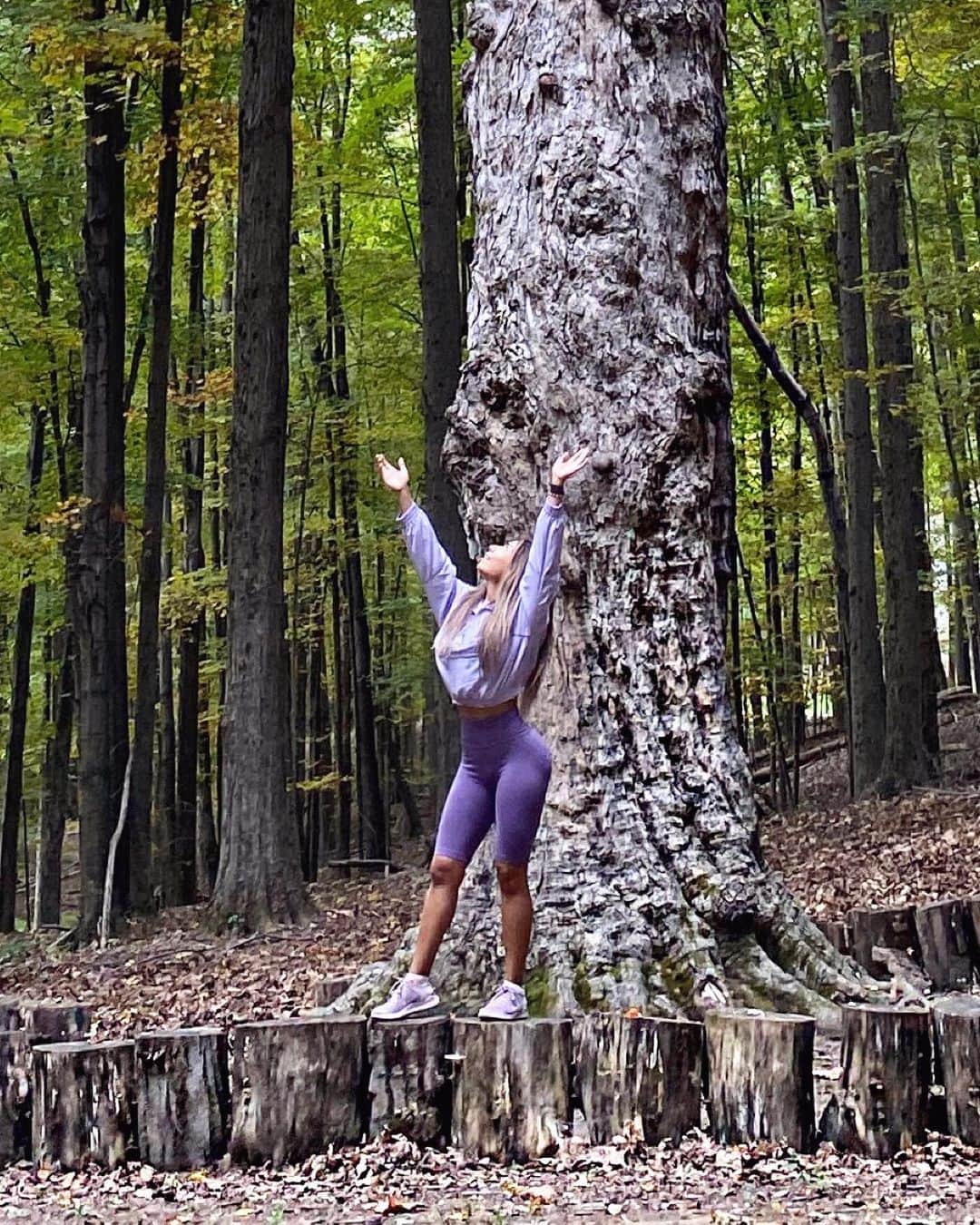 ジェセニア・バイスさんのインスタグラム写真 - (ジェセニア・バイスInstagram)「Just a girl who loves hugging trees 🌳  . . Damn! What an amazing weekend!! Missing everyone from @honors_havenwellness @honors_haven 🙏✨ . . #treehugger #nature #womeninthewild #tree #spirituality #wanderlust #outdoors #adventure #travel #femaletraveler #earth #naturecaptures #naturelovers #roamtheplanet #exploretheworld #hiking #folkgreen #autumn #fall #forest #woods」10月1日 7時10分 - iamjessenia
