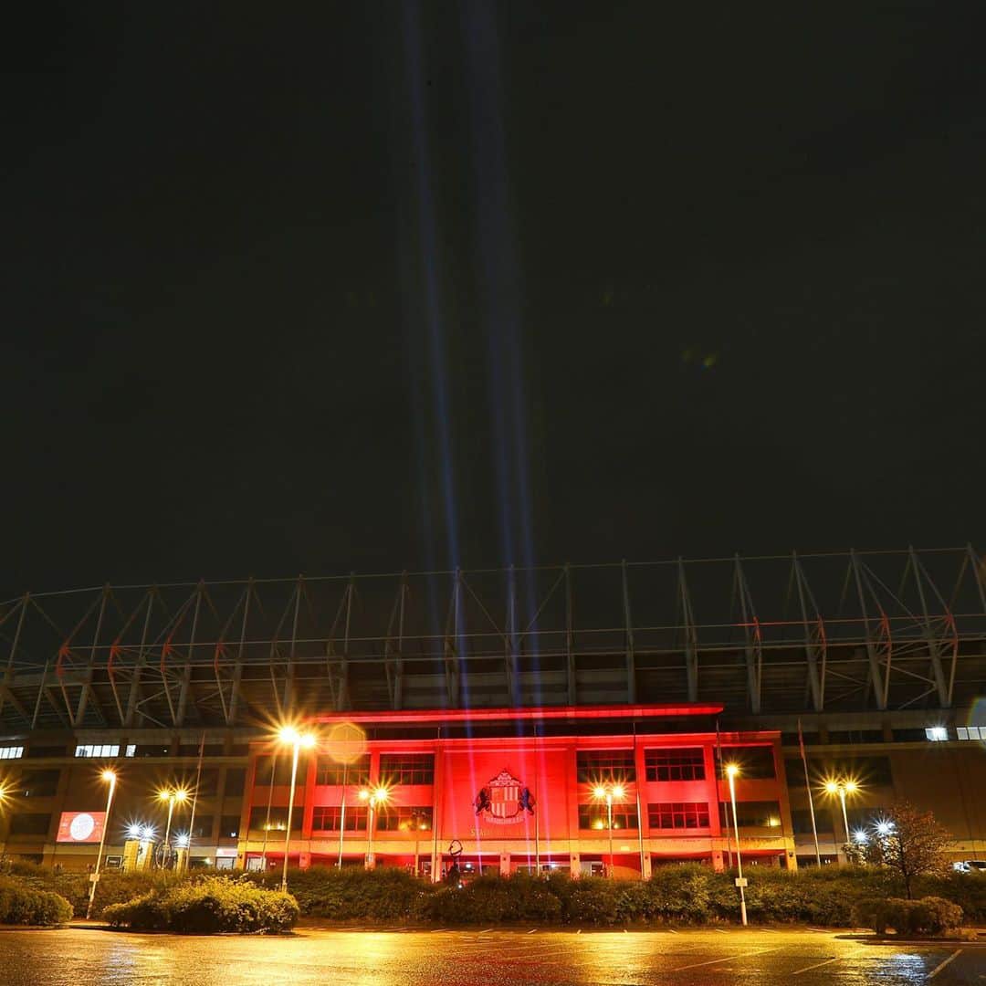 サンダーランドAFCさんのインスタグラム写真 - (サンダーランドAFCInstagram)「@stadiumoflightofficial 🤝 @beaconoflightsunderland   #WeMakeEvents #LightItInRed」10月1日 7時15分 - sunderlandafcofficial