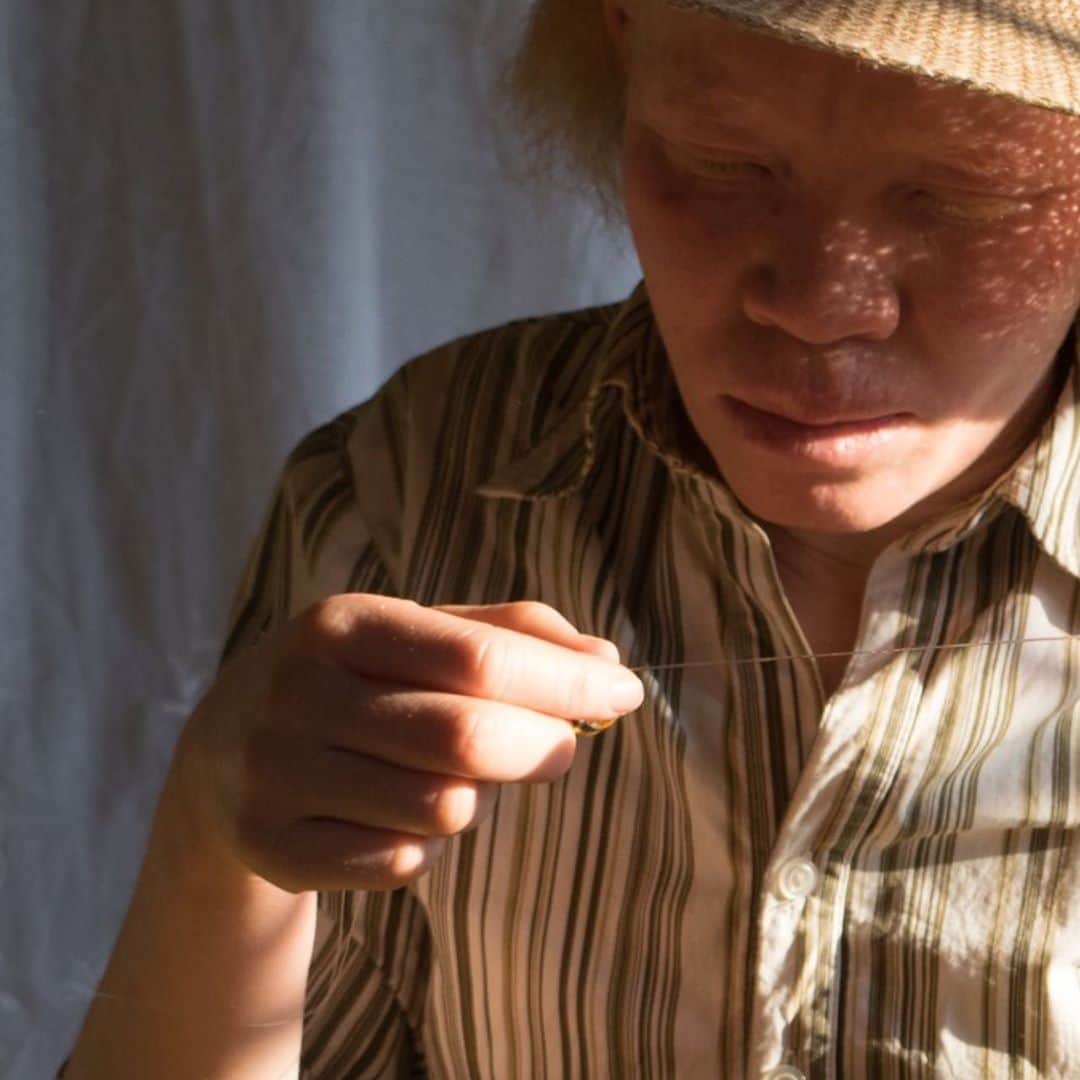 Bruno Gagliassoさんのインスタグラム写真 - (Bruno GagliassoInstagram)「(@bettyagi & @brenda.agi & @compaixaointernacional )  Esse assunto chegou nas nossas vidas, quando nosso irmão mais velho, que mora em Moçambique adotou uma criança albina. Eu jamais tinha pensado que esse assunto poderia ser visto ainda como um tabu e para muitos até uma maldição, um sinal de mau presságio para a família ou para a comunidade. Conhecemos jovens que passaram boa parte de suas vidas escondidos dentro de suas casas, fugindo da luz do solar e dos olhares dos outros, simplesmente por serem albinos.  Dizem que o sol nasceu para todos né, mas infelizmente ainda não é bem assim. Essa situação nos fez pensar em quem vive do lado oposto dessa frase, se escondendo para se proteger das queimaduras na pele, sem acesso a atendimento médico, a óculos, a informação. Esse é o nosso quinto projeto autoral, Projeto Sol Para todos, pela promoção dos direitos das pessoas albinas.  Nós levamos palestras, atendimento médico e materiais. Vimos pessoas com 26 anos tendo acesso a protetores solares ali, pela primeira vez na vida. Crianças com menos de 10 anos já com boa parte da visão comprometida, pele lesionada. Nas regiões que atendemos muitos não conseguem ir bem na escola, e isso reflete na baixa inserção no mercado de trabalho também. Cria-se um ciclo vicioso de marginalização.  Colaborar para que este paradigma seja mudado é uma das nossas causas e isso desde a base, levando as crianças a entender o que é o albinismo, ilustrando os primeiros sinais e sintomas do câncer de pele. Nossos próximos passos são o lançamento de um livro infantil para distribuição nas escolas primárias, termos protetor solar para distribuir para quem ainda não tem acesso e incentivar o protagonismo para que eles façam brilhar o sol em suas próprias vidas.  Conheça e contribua com este projeto! Acesse @compaixaointernacional」10月1日 7時11分 - brunogagliasso