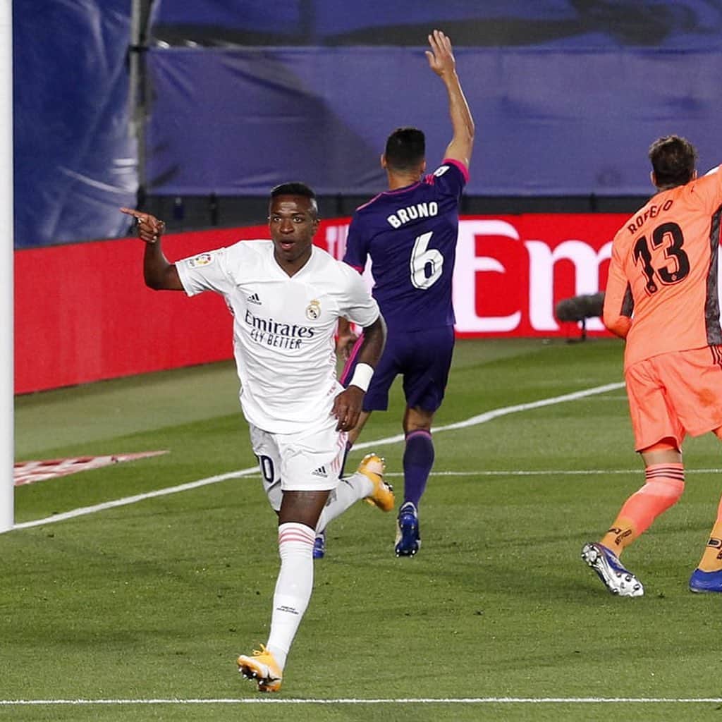 ヴィニシウス・ジュニオールのインスタグラム：「Vamos!! Muy feliz por ayudar al equipo a sumar más 3 puntos! También muy contento por el gol... espero que sea el primer de muchos esta temporada . ¡Hala Madrid! ✨⚽️🤍    Come on!! Really happy to help the team and to get 3 more points! Always an amazing feeling to score a goal for this club. ¡Hala Madrid! ✨🤍⚽️」