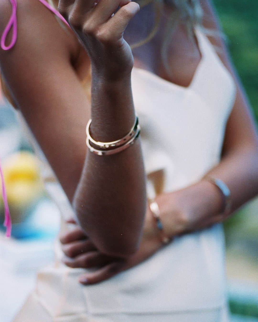 ダニジョーのインスタグラム：「Sun-kissed skin, silk slips and delicate gold bangles 🎀〰️ #dannijogirls」