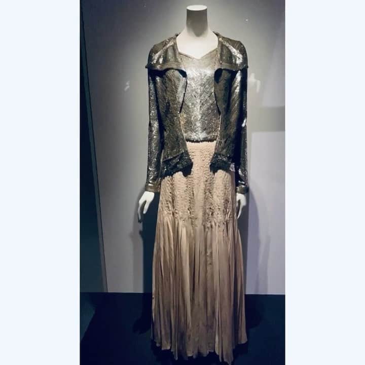 カロリーヌ・ド・メグレのインスタグラム：「Chanel, 1934! Today starts a retrospective on Gabrielle Chanel in Paris ❤️ Aujourd’hui commence la rétrospective sur Gabrielle Chanel au @palais_galliera à Paris jusqu’au 14 mars 2021. C’est fascinant de voir l’intemporalité des silhouettes qui leur donnent ainsi une grande modernité, l’élégance dans la simplicité, l’art des détails, des matières, l’excellence du travail. C’est passionnant de suivre comment en plaçant ses propres besoins, ses envies et sa vie même au centre de sa création, Gabrielle Chanel a anticipé l’évolution des femmes et leur place dans la société. Elle a révolutionné la mode à une époque où les femmes étaient en corset, elle les a libérées de leurs mouvements en recherchant confort et indépendance. Quelle avant-gardiste! Cet ensemble ici date de 1934-36」