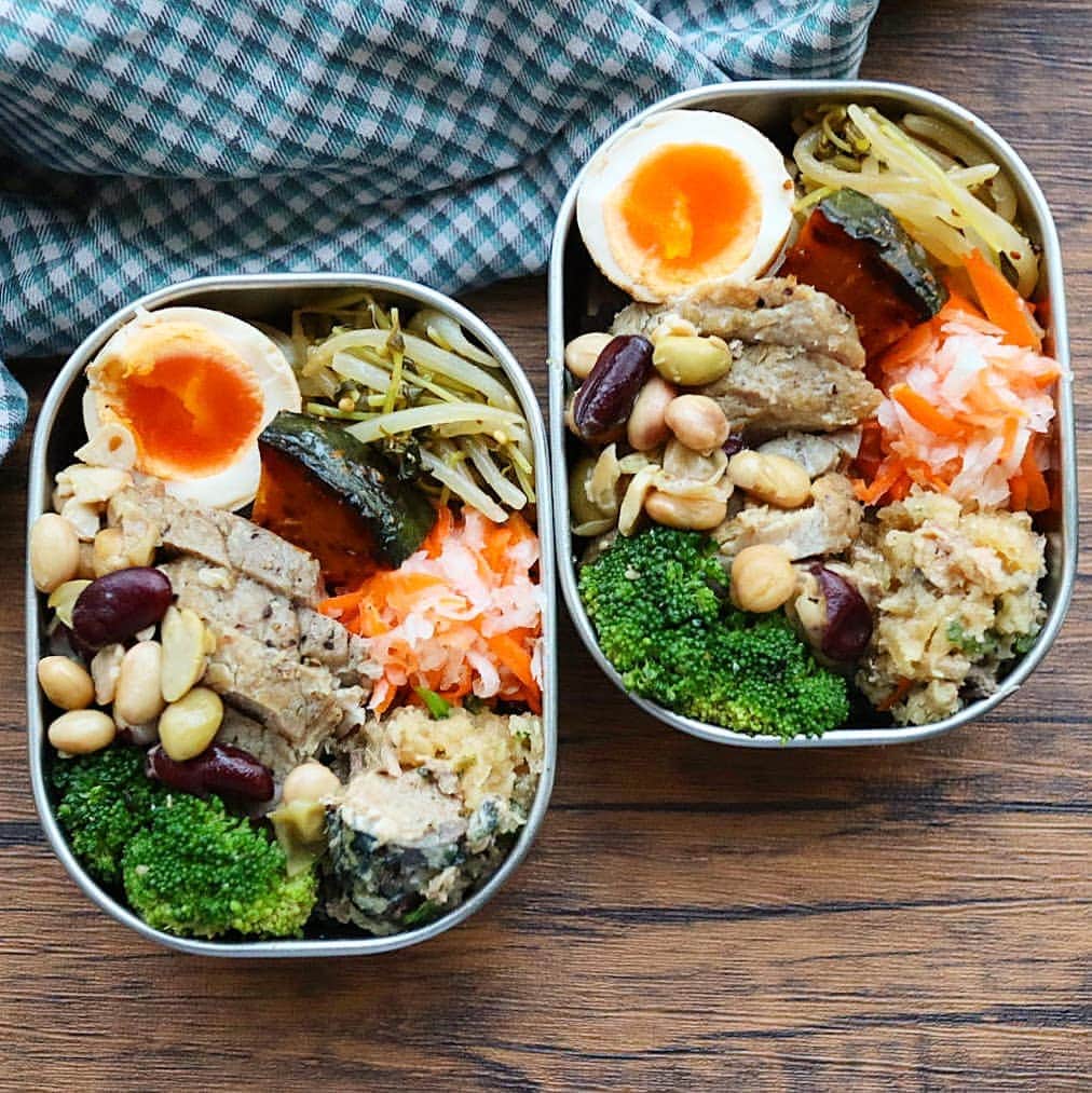 yukirichi119のインスタグラム：「2020/10/01(木) #2020ゆきりち弁当 ＊ 10月スタート✨ 秋だー🍠🍂🍁🌰🌾🍐🍇🍄 全然関係ないけど 最近、毎日のように チーズ食べすぎてるゆきりち。です😅 おはようございます🌞 ＊ あ、昨日のチキンのレシピは ブログに載せたのでぜひ🖐 ＊ もうね、ミニトマトもないし、 ブラックペッパーもないし、 差し色ナシよ😫 ごちゃごちゃしちゃったけど💧 ゆるっと糖質オフの夫婦弁当🍱 お弁当箱⇒360㎖ ✼••┈┈┈┈••✼••┈┈┈┈••✼ ●ポットロースト ●もやしと豆苗のマスタードサラダ ●おかか味玉 ●ブロッコリーの海苔胡麻和え ●紅白なます ●サバ缶おろしポン酢和え ↑以上、今週のゆるっと糖質オフ作り置きから。 ＋●かぼちゃの炒め焼き ✼••┈┈┈┈••✼••┈┈┈┈••✼ 😀⬇ゆきりち。著書📕 ①冊目、お弁当ダイエットのレシピ本 ②冊目、サラダとお肉のダイエットレシピ本 どちらもプロフ( @yukirichi119 )のリンクから Amazonに飛べます📖 --------------------------------------------------- #野菜たっぷり #新鮮野菜 #ゆる糖質制限 #作り置き #常備菜 #ゆきりち #工房アイザワ #昼食 #diet #お弁当 #弁当 #健康 #食べて痩せる #bento #夫婦弁当 #lunchbox #昼ごはん #Japanesefood #サラダ # #手抜き弁当 #痩せる #ダイエット #腸活 #ふたり暮らし #発酵食品 #炭水化物抜き #ふたりごはん #ゆる糖質オフ」
