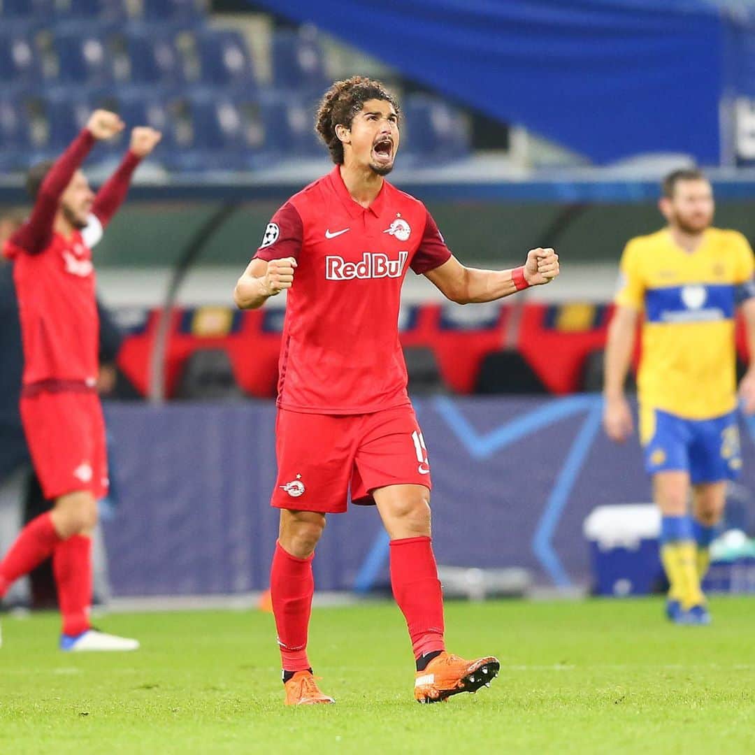 のインスタグラム：「Danke, Lieber Gott. 🙌🏼🙏🏼 Champions League wir kommen!  . . . Obrigado, meu querido Deus. 🙌🏼🙏🏼 Champions League aí vamos nós !  . . . #championsleague #wirkommen #fcredbullsalzburg #neverstop #believe #puma #pumaultra #triplebr」