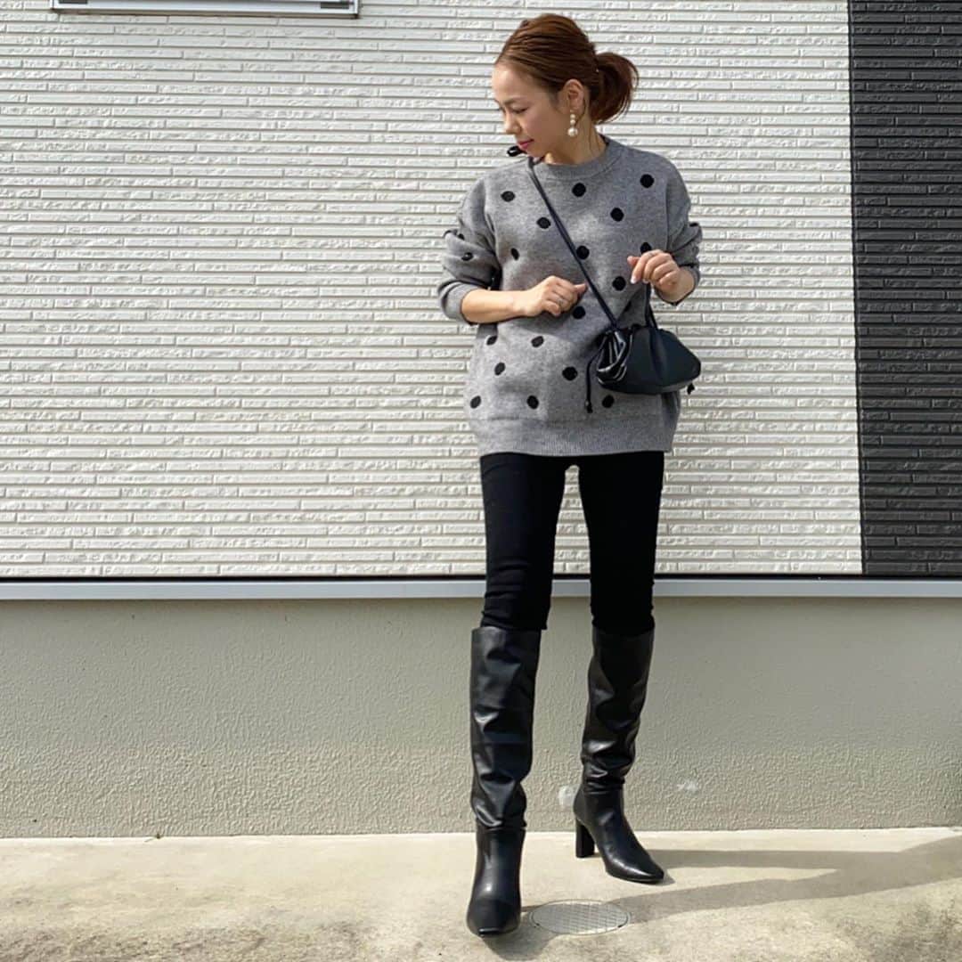 のインスタグラム：「もう10月🍁 あと2ヶ月で終わり。。。😵 _____________________________ @joujou_shop_official さんのドットニット🧶 いくつになってもドット好き❤️ グレーベースだから甘くならない👚 痩せたら絶対したかったパンツにブーツコーデ😍 pants／#zara  shoes／ @milaowen_official  bag／ @limacloset  pierce／#keimade ______________________________ #locari#mamagirl#大人カジュアル#ママコーデ#カジュアルコーデ#153cmコーデ#大人ファッション#アラフォーコーデ#プチプラファッション #ダイエット中 #シンプルコーデ #おちびコーデ#オトナカジュアル#ママファッション #大人コーデ #低身長コーデ #zaraコーデ#きれいめカジュアル#ザラジョ#大人カジュアルコーデ #プチプラコーデ #ブラックコーデ #カジュアルコーデ #カジュアル#スキニーミディアムヘア#韓国ファッション#ロングブーツ #milaowen#joujou_shop_official」