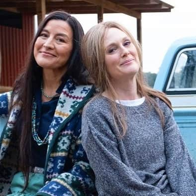 ジュリアン・ムーアさんのインスタグラム写真 - (ジュリアン・ムーアInstagram)「@kimberlynorrisguerrero as #wilmamankiller, the first female chief of the #cherokeenation and me as @gloriasteinem. Our movie is available today on @amazonprimevideo.  Directed by #julietaymor and starring @bettemidler @lorrainetoussaint @janellemonae #monicasanchez #aliciavikander. We were thrilled to be part of telling Gloria’s story.」10月1日 7時28分 - juliannemoore