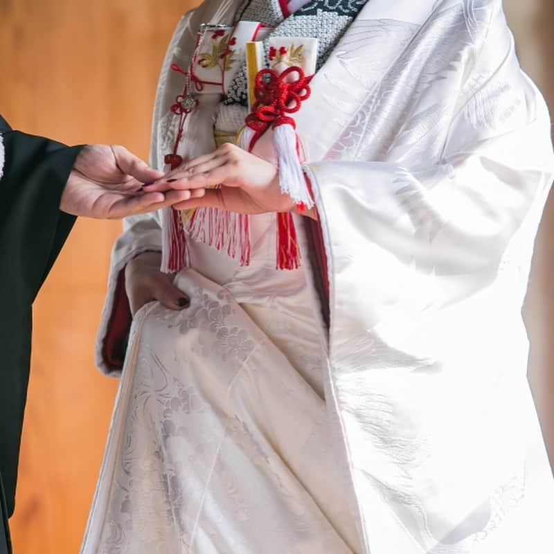 The KAMAKURA WEDDINGさんのインスタグラム写真 - (The KAMAKURA WEDDINGInstagram)「日本では三人しかつくることのできない総絞りの希少な引振袖に身を包む。 自髪で結いあげた日本髪に、角隠しが凛とした花嫁の晴れ姿を際だたせている。」10月1日 7時28分 - thekamakurawedding