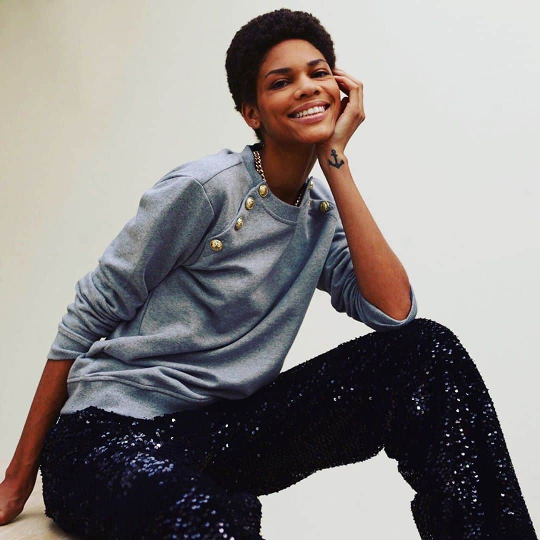 デレク ラムのインスタグラム：「Smile! When your outfit says, “let’s plan something fun, but cozy” Dereklam.com  Lucie sweatshirt and some sparkly pants」