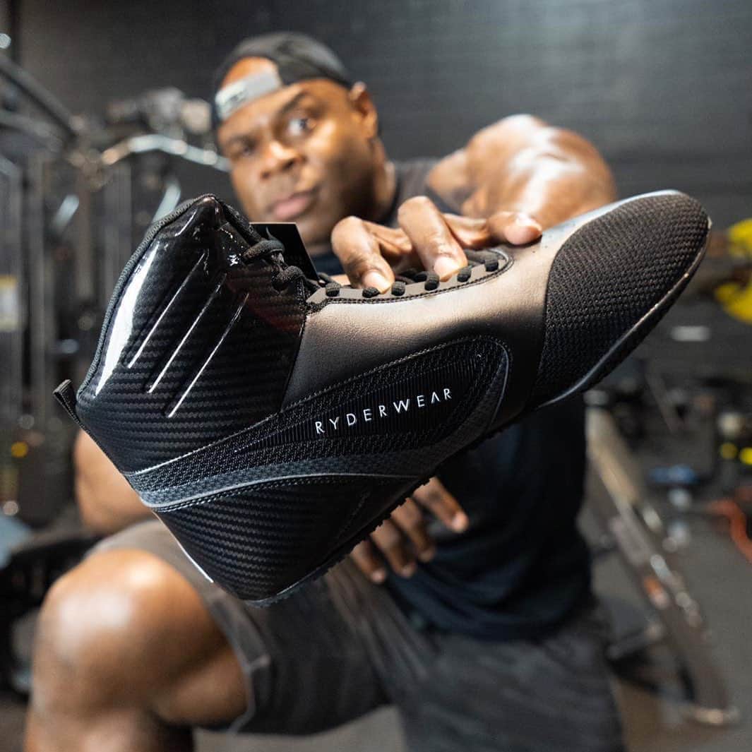 カイ・グリーンのインスタグラム：「Take your training to the next level with the NEW @ryderwear D-Mak Carbon Fibre. This is the ultimate lifting shoe, offering a flat, thin sole for unparalleled support and correct lifting form. With the functionality of the original D-Mak original lifting shoes fused with a futuristic design, this is a bodybuilders shoe of choice, we’re talking modern tech patterned fabrics and carbon fibre detailed panels. With a high top design, these shoes offer essential support on leg day, while allowing you to get closer to the ground for maximum power. Go check em out right now! .. ⚪️Click the link in my bio ⚫️CODE: KAI10 🔴www.ryderwear.com/kai」