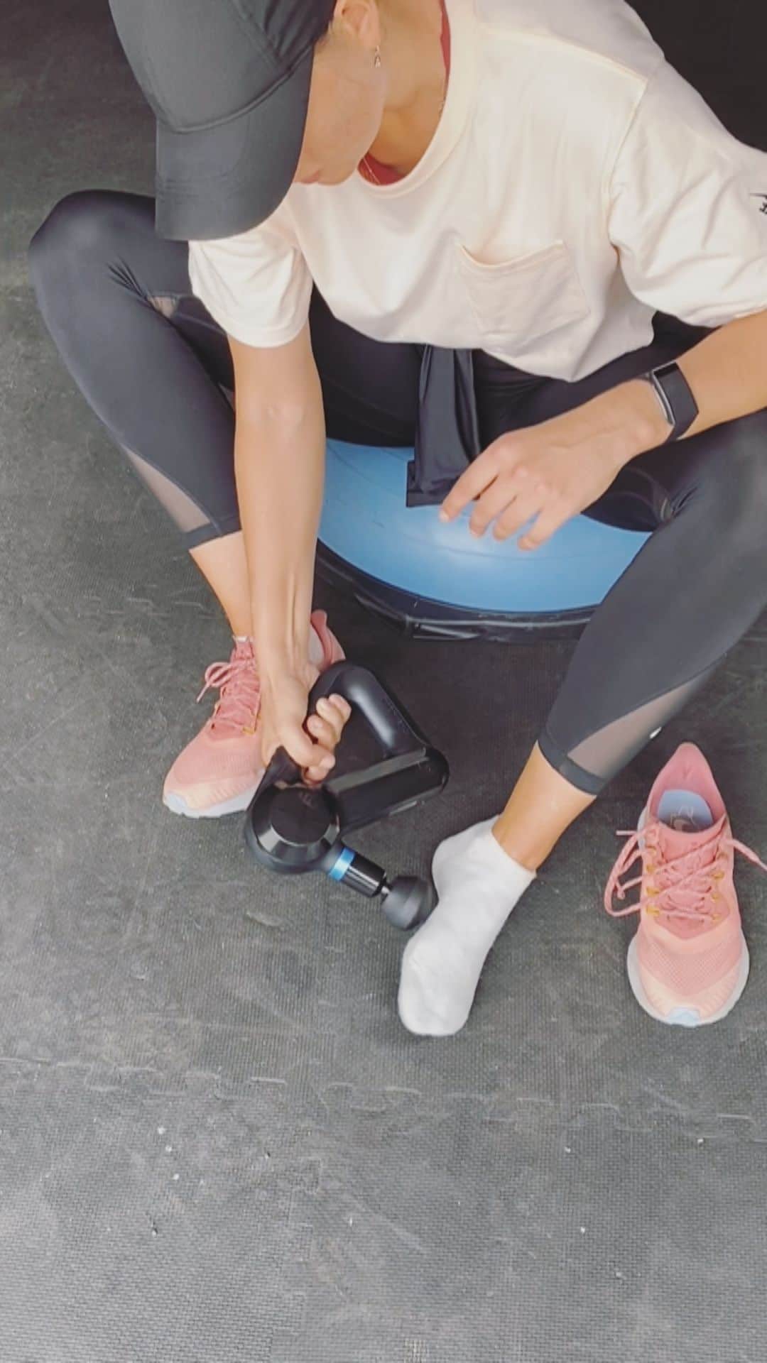 のインスタグラム：「Many asked how I use my @therabody device. Here are snippets from pre + post workouts. 🥊🤸‍♂️🎥」