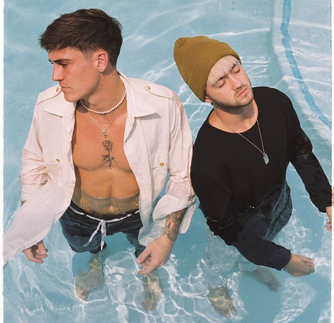 ジャック・ジョンソンのインスタグラム：「In Between is out this Friday! I always wanted to write a record about the crazy duality of this industry and life in general. The week that inspired this record I remember performing at the EMAs in Spain alongside some of my favorite artists I grew up idolizing. The next day I was back in LA, alone in my apartment trying to figure out what’s next in life. Like “damn, did that really just happen last night?” At the end of the day, we’re all just swimming in between real life and fantasy. The highs, the lows, and everything in between make you who you are today. Me and @sammywilk really brought the concept to life in the studio with the @dreamaddix one night shortly after, and I can’t wait for y’all to hear 🔥 (go check out the preview on Samuels page)」