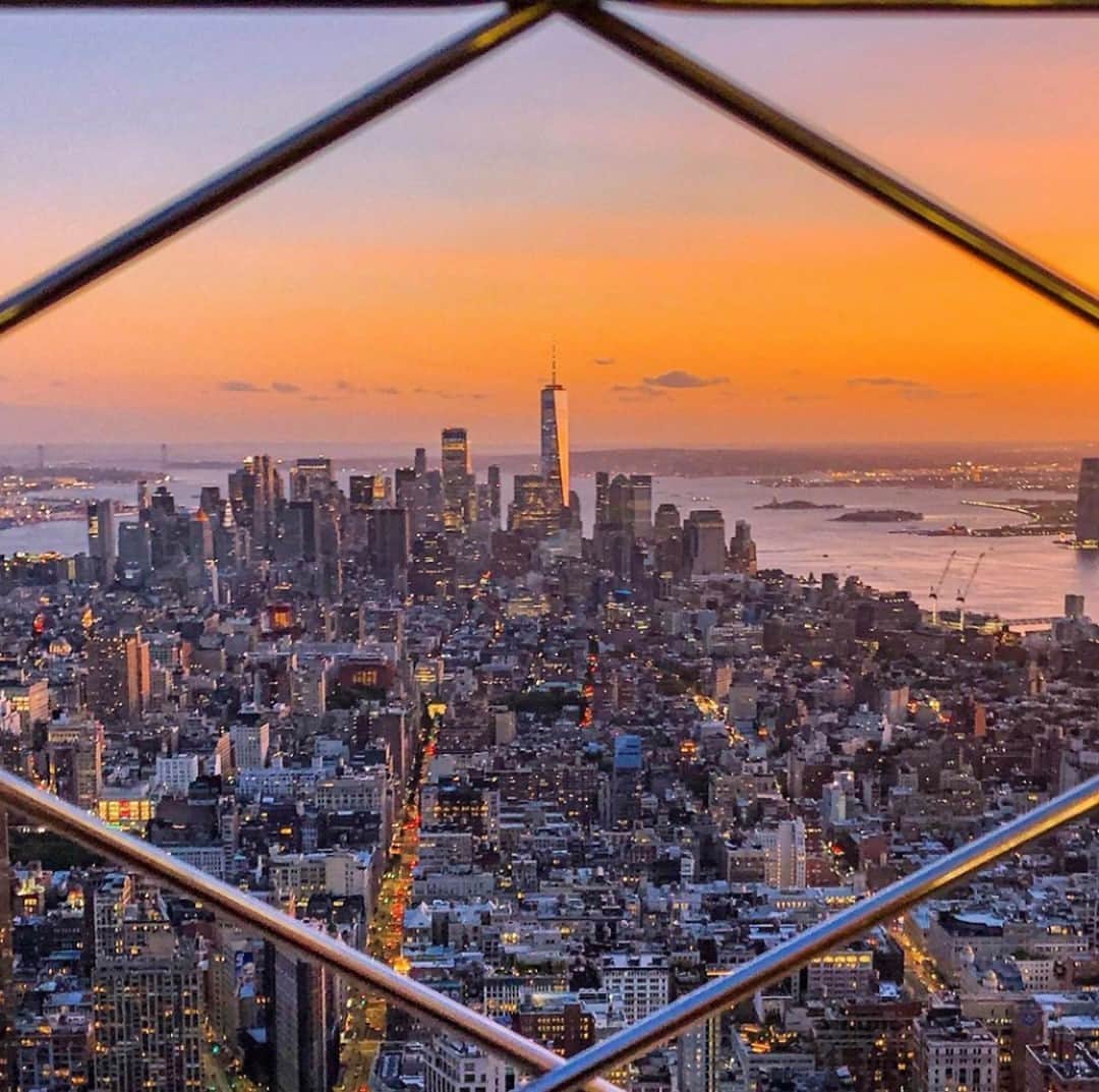 ケネスコールのインスタグラム：「As the sun sets on September, we need to put the lows behind us and keep our spirits high. #Hope #RiseAgain #ImproveYourStanding #NewYorkStrong」