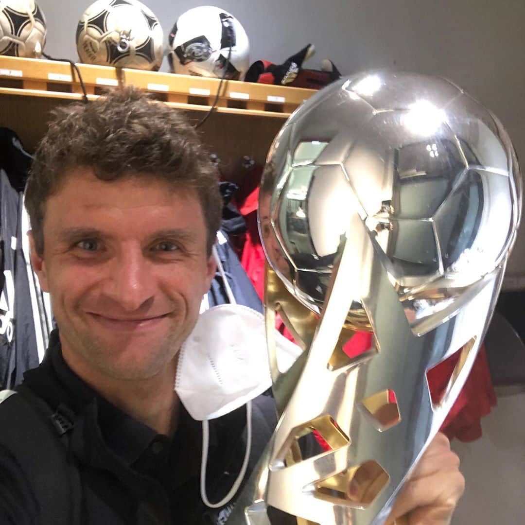 トーマス・ミュラーのインスタグラム：「Never get old to win trophies with our @fcbayern boys 🏆😍🏆 Brought it to a safe place 🤩 #thissmileisreal #againandagain #goodnightoutthere #bundesligaiswaiting #jasaxndiedomuasihi 😂😂👏🏻👏🏻」