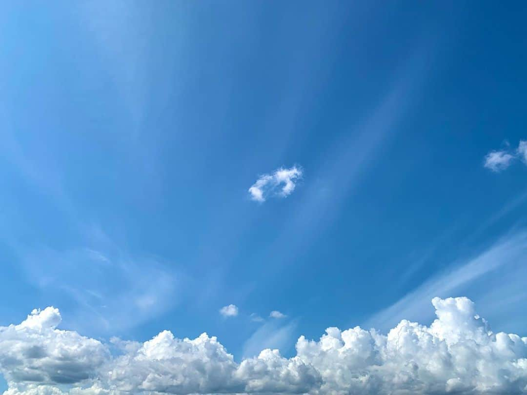 福田太郎さんのインスタグラム写真 - (福田太郎Instagram)「#秋の空 は #雲の展覧会 ☁️ なーんて言われることもあるんですって！ 理由は、高気圧や低気圧が行ったり来たりすることで 色んな雲が出来るから。とっても綺麗ですよね〜☺️ ⠀ そんな空を題材にした演劇が、10/4(日)に行われます。 シェアするシアター、その名も「札幌シェアター」 北海道で働く人たちの物語がテーマです！ そこに、なんと！私、福田太郎も出演します🙋‍♂️ オンラインで紡ぐ、演劇の新しい形をぜひご覧下さい💻 #わたしたちのそら をつけて投稿すると参加出来ます！ 詳しくは #HTBonライン劇場 で〜🎞 ⠀ 「#はじめのソラ」出演者 #脚本 #米沢春花 #井上嵩之 #劇団木製ボイジャー14号 #木村歩未 #劇団fireworks #佐藤優将 #劇団米騒動 #北海道 で働く人 #札幌 #旭川 #鷹栖町 #利尻島 #根室  #福田太郎 #HTB #アナウンサー #舞台 デビュー！？ 実は #演劇 をはじめ、演じることに昔から興味津々！ #青空 #空が好きな人と繋がりたい #sora #そら #空が好き #空を見上げるのが好き」10月1日 18時54分 - htb_tarofukuda