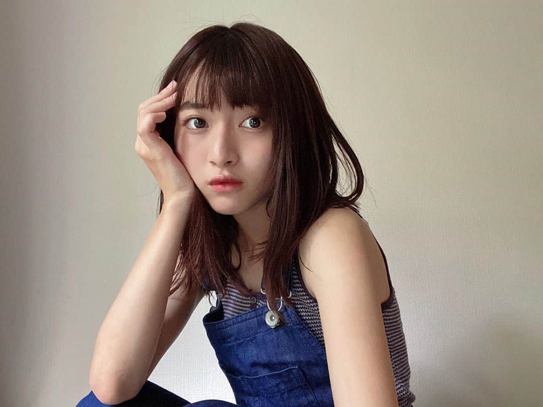 谷口萌衣子のインスタグラム：「うちの中は少しあつかったので・・  寝癖っぽい髪の毛かわいい 実際ほぼ寝癖🦁🐾  #オーバーオール #古着  #ミスキャンパス立命館」