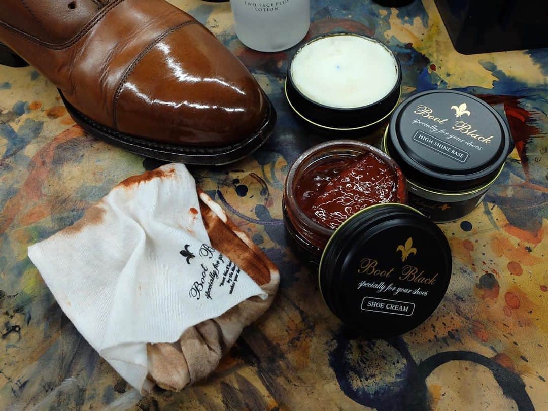 bootblack_officialさんのインスタグラム写真 - (bootblack_officialInstagram)「Testing high shine on a shoe in the laboratory.  #columbus#bootblack#shoecare#shoeshine#shoepolish#shoegazing#shoestagram#mensshoes#mensfashion#leathershoes#highshine#madeinjapan#japanmade#japanmadeshoecare#japan#tokyo#katsushika#laboratory」10月1日 18時46分 - bootblack_official