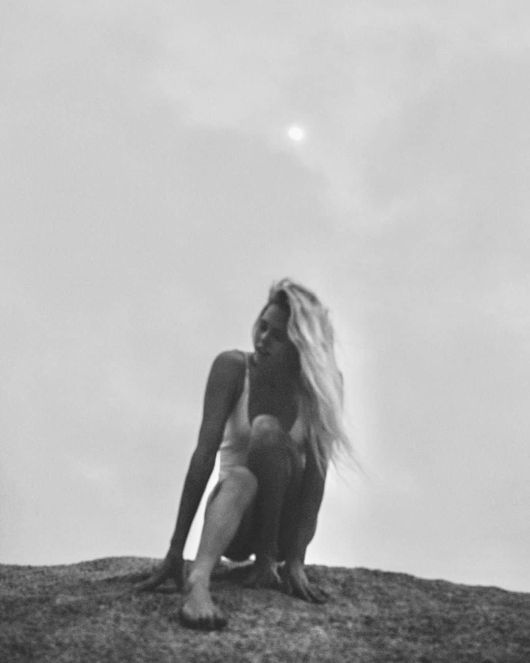 ローラ・エンバーのインスタグラム：「hello mr moon 🌝」