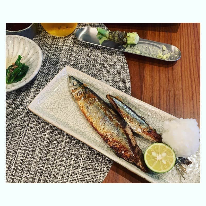 市橋有里さんのインスタグラム写真 - (市橋有里Instagram)「まんまるお月様が綺麗に見えていますね🌝 そんな夜は、秋刀魚づくし🌾 伊豆の山葵がお手頃だったので たっぷりとすりおろして。 やはり鮫皮のおろし器買おうかな… と考えてしまうくらい。 普通のおろし器じゃ、あのふわふわのおろしたて山葵の影はなく雲泥の差w それでも生山葵は美味。 このあと 海老とマッシュのアヒージョ お料理仕事で作った 秋刀魚と銀杏の炊き込みごはん と続くのでした🍶 ・ #秋味 #秋の食材 #秋ごはん #秋刀魚 #すだち #小料理屋あり #ホンビノス貝  #酒蒸し #つるむらさきのおひたし #instafood  #instacooking」10月1日 18時52分 - ariichihashi