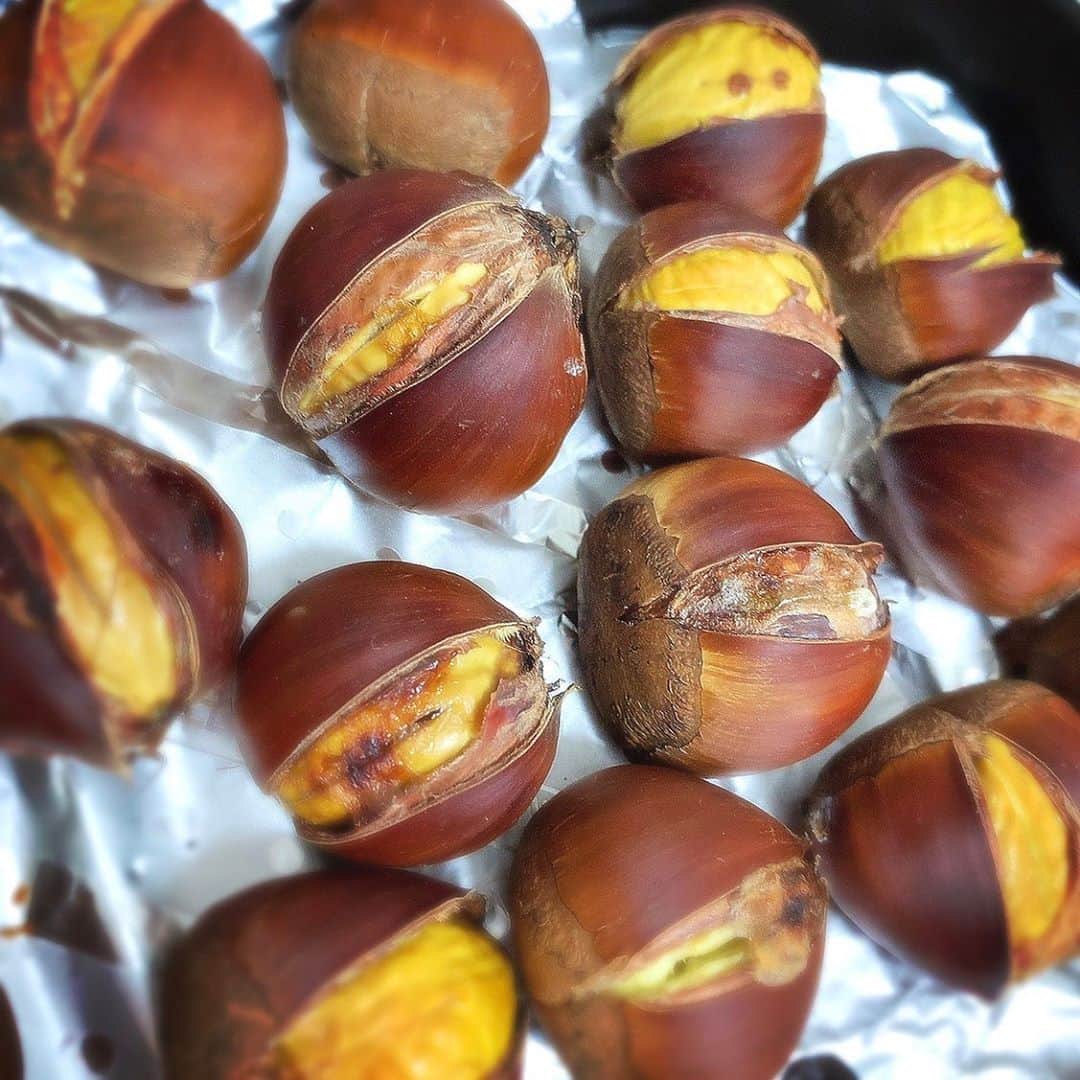 栗田萌のインスタグラム：「すっかり秋ですね🍁🍂🍁🍂 栗が美味しい季節です🌰🌰 #秋の味覚 #栗 #焼き栗 💕  #中秋の名月 #お月見 できるかな🎑🌾」
