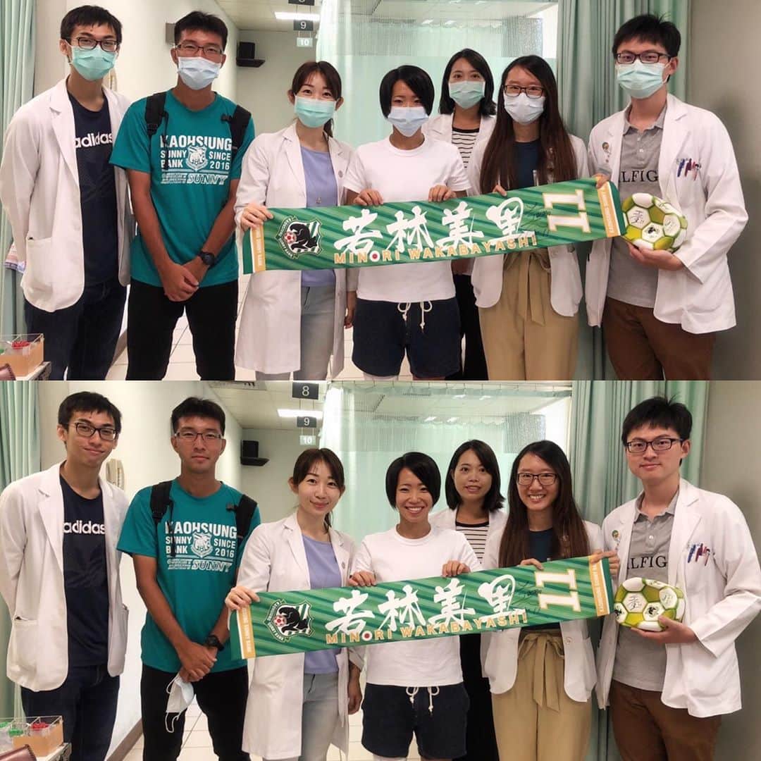 若林美里のインスタグラム：「* They are doctors who always treat me.   I love them😘  謝謝郭醫師  いつも私を治療してくれるドクター達です。 (コーチも一人混ざってますが笑) 全ての方がとても親切にしてくれるので、 私は安心して治療を受ける事が出来ています。  最初はマスクで。 次は外して。 やっぱり笑顔が1番😁👍✨  #taiwan#台湾#高雄陽信#doctor#海外サッカー選手#台湾サッカー#女子サッカー#サッカー女子#女子アスリート#女性アスリート#海外女子#若林美里」