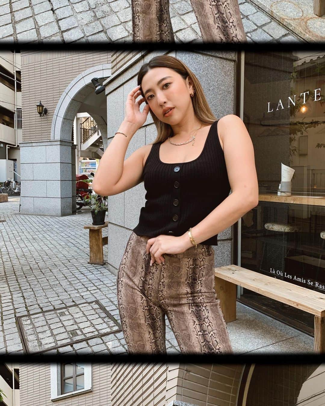 のインスタグラム：「@revolve top ❤️ @figandviper pants 🐍 #REVOLVEme」