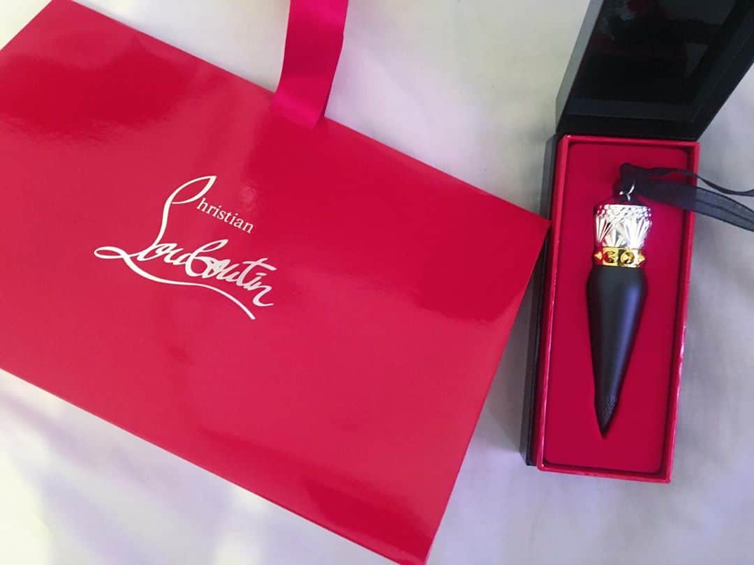 Yu-kiのインスタグラム：「もう大人の女性だからと誕生日にもらった、 @louboutinworld  のシグネチャーカラーのマットな赤❤️何から何まで素敵なリップ💄見てるだけでテンションあがる🥰」