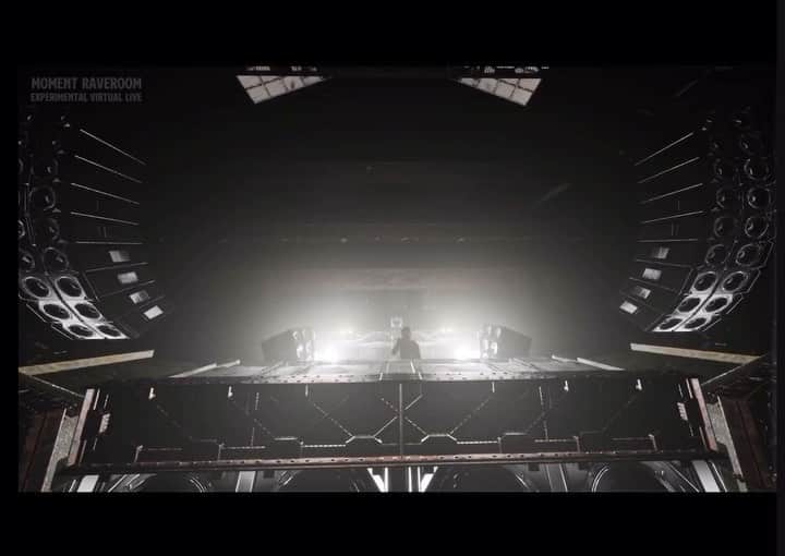 大沢伸一のインスタグラム：「DJパフォーマンスとの向き合い方を過去方向に修正しました。﻿ ﻿ 正確に言うとDJを過去もっとも沢山こなしていた2006~2009年のスタイルに戻しました。﻿ ﻿ 正しい選曲で音楽をキレイにつなぎ、ダンサブルな空間を構成していく素晴らしいDJは沢山いて、僕がそれを担う必要はないのです。﻿ ﻿ いびつで乱雑でギザギザしているけれど、自分にしかできないプレイ。これにしか価値がないと改めて気が付きました。﻿ ﻿ プレイする音楽自体も自分の手を入れ編集したものを多く使用しています。﻿ 気分はエレクトロ・テクノ 2.0。 ﻿ 先日の MOMENT TOKYO でのプレイはグリーンバック、無観客でしたが最早オーディエンスがいようがいまいが関係ない。﻿ また音楽の中にダイブするのみ。﻿ ﻿ さらなる過度な振れ幅に期待しておいてください。」