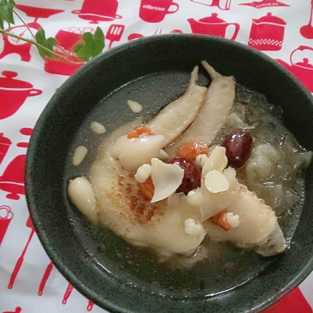 のインスタグラム：「【薬膳キットで簡単うるおいスープ】  薬膳食材専門店がブレンドする 【薬膳スープキットMoisture】を使い、 簡単スープを作りました👍️  薬膳は普段から取り入れていますが、 なかなか多種類を準備するのは大変っ😆  ところが、これはすでにキットになっていて、 必要な食材が全て入っているから、楽チンなのですよね🎶  「Moisture」は、からだの内側から潤うことを目的とした、なつめ、ハトムギ、ゆりね、クコの実、松の実、杏仁、白キクラゲの7種類が入っています。  この季節の変わり目にぴったり～😍  私は鶏手羽先をちょい足しして、 約1時間煮込んだよ～🎵  味付けは「塩」のみ。  非常にシンプルですが、 素材の旨味がスープにしみ出て、 しみじみ美味しかった♥️  @yakuzenshop   #薬膳スープキット #薬膳食材 #薬膳 #気虚 #陰虚 #秋 #季節の変わり目 #美容 #美 #beauty #健康 #healthy #うるおい #コエタス #甜蜜蜜 #ティムマッマッ #神戸 #timmama #養生スープ #moisture #おうちごはん #家庭料理 #からだにやさしいごはん #藤原宏美」