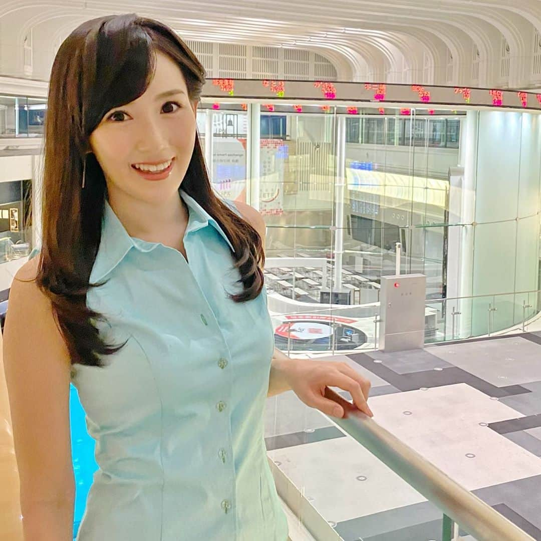 谷中麻里衣さんのインスタグラム写真 - (谷中麻里衣Instagram)「The Tokyo Stock Exchange ✨ . 久しぶりに東証に行きました🥰 やっぱり好き💕 . 中継でドタバタしてて写真とらなかったからいつかのを😉 今日は報道陣だらけだったし私も秋服でした👗笑 . #東京証券取引所#経済#リポーター#麻里衣取材記録#tokyostockexchange」10月1日 17時23分 - marieyanaka