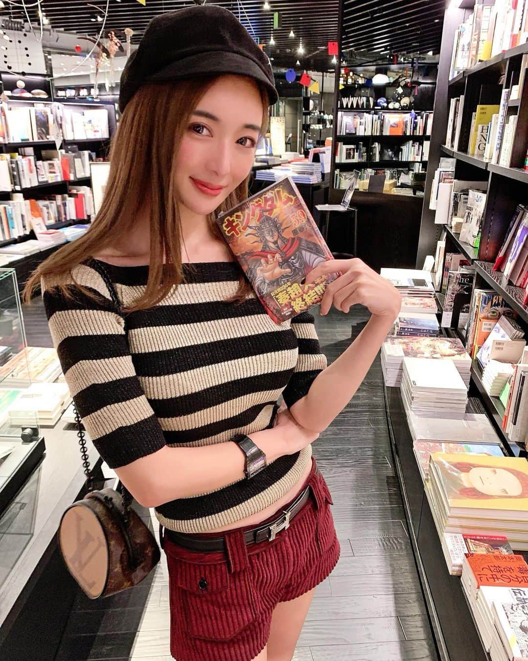 のインスタグラム：「I like collecting Japanese cartoon📚💚 This manga is the latest "Kingdom".  Have you read it yet? It is one of the popular manga that is made into a movie in Japan❣️ . . 漫画はりれぐらむの生活の一部🌸 キングダムの最新刊はもうチェックした？☺️ 最近読んだおすすめの漫画は '薬屋のひとひごと'と'チェンソーマン'🐥✨ 薬屋のひとりごとは女の子、チェンソーマンは男の子にオススメだよ〜🐈🌸 . . #autumn #autumnfashion #Dior #casquette #lvbag #louisvuittonbag #louisvuitton #hermes #hermesbelt #ysl #saintlaurent #hotpants #ディオール #キャスケット #ルイヴィトン #ルイヴィトンバッグ #エルメス #秋コーデ #キングダム #漫画」