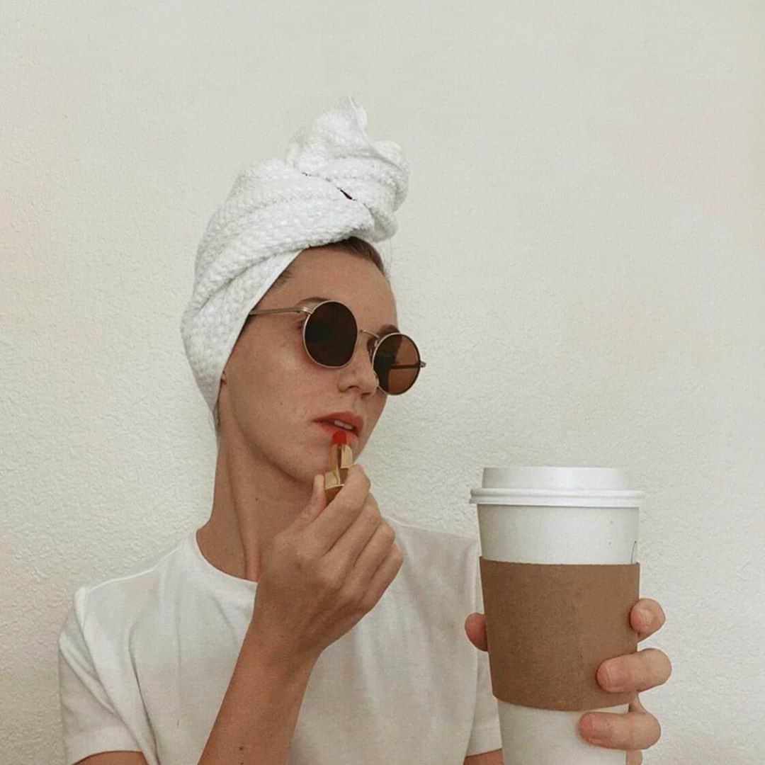 のインスタグラム：「Getting ready on International Coffee Day be like ☕️⁣ ⁣ 📸 by @annalisamolossi  #komono #internationalcoffeeday #ikkoopbelgisch #sunglasses #komonosunglasses」